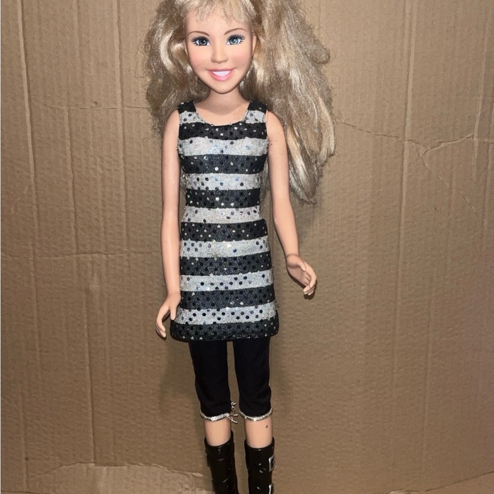 Hannah Montana 22” concert doll (RARE) Disney